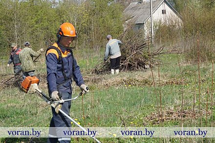Как проходит районный субботник на Вороновщине?