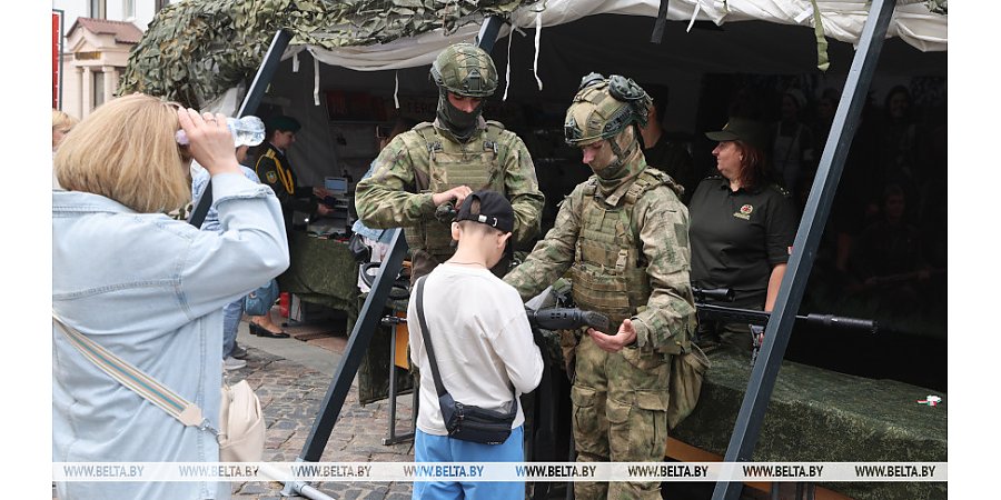 Боевые машины, пожарная лестница, стрелковый тренажер. Чем удивляет выставка техники на празднике в Гродно