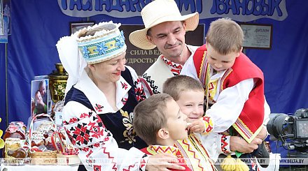 Каравай, семейные эстафеты и косьба. Финал проекта "Властелин села" пройдет в Горках 10 июля