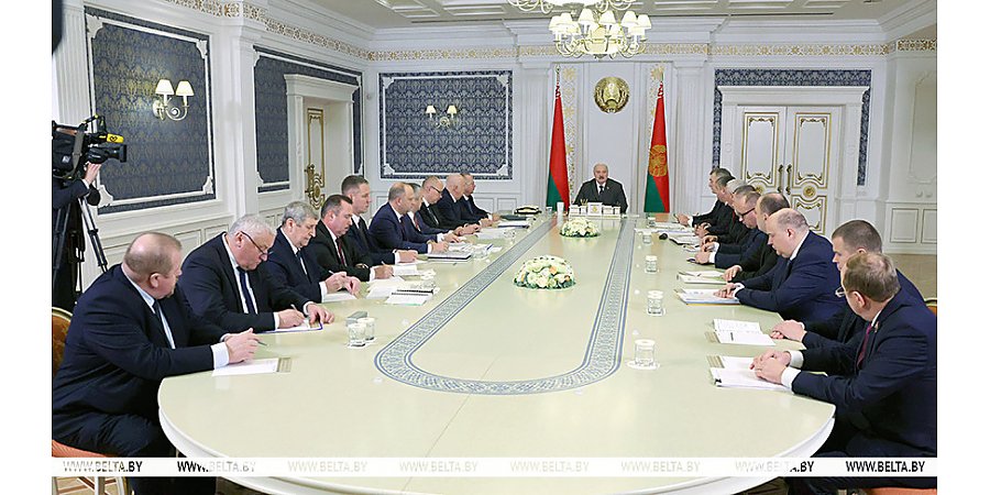 Александр Лукашенко собрал совещание по одному из ключевых предвыборных обещаний полешукам