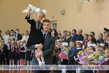 С Днем знаний! Торжественные линейки, посвященные началу нового учебного, проходят на Вороновщине (фото)
