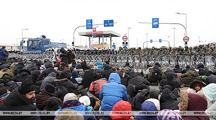 Вертолет, водомет, колючая проволока и ожидание: что происходит на границе с Польшей