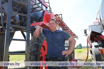 Точная химпрополка  для щедрого урожая. Уходные работы на полях интенсивно ведут аграрии экспериментальной базы «Октябрь»