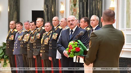 Лукашенко вручил генеральские погоны высшему офицерскому составу