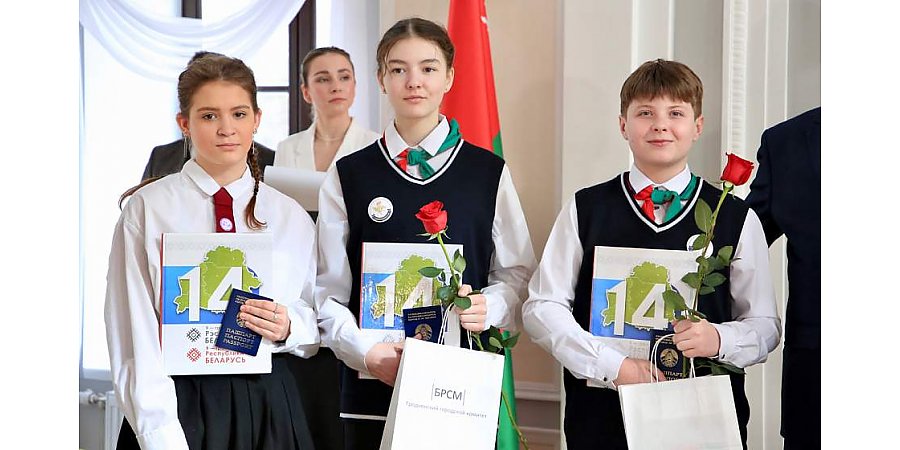 Разговор о суверенном государстве и вручение первых паспортов. Как на Гродненщине отметят День Конституции Республики Беларусь