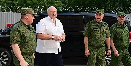 Разрядка на границе, поддержка семей, гостьи из Африки и "шанхайский дух" в Витебске. Итоги недели Президента