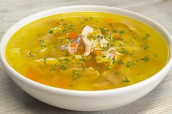 Вкус, знакомый с детства: рецепт домашнего куриного супа с лапшой