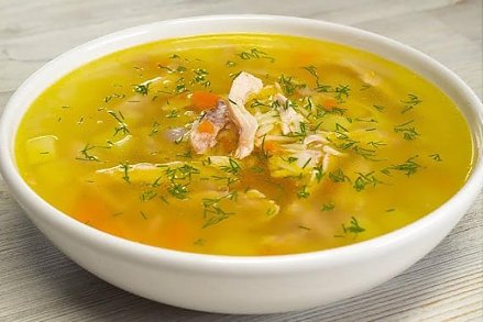 Вкус, знакомый с детства: рецепт домашнего куриного супа с лапшой