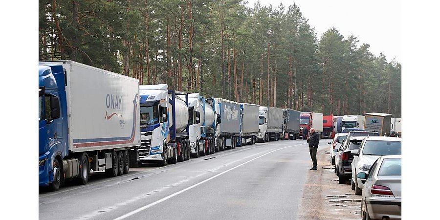 Более чем в 2 раза выросли очереди грузовиков перед Мядининкаем и Шальчининкаем за неделю