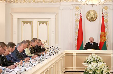 Лукашенко предлагает усилить спрос с руководителей за дисциплину в коллективах