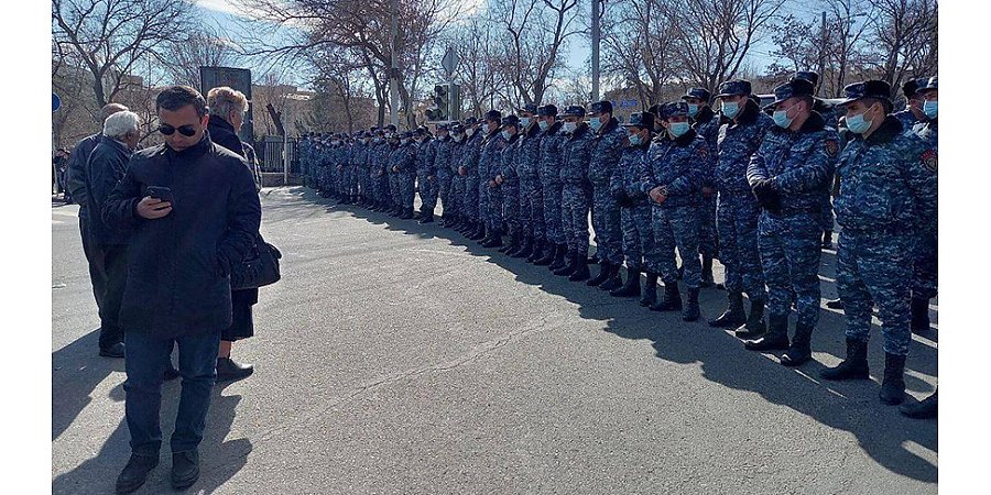 Стычки между протестующими и полицией начались у резиденции президента Армении
