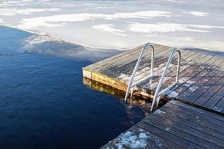 Врач рассказала про пользу и вред моржевания