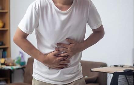 Боль в животе: когда нужно вызывать «скорую» немедленно