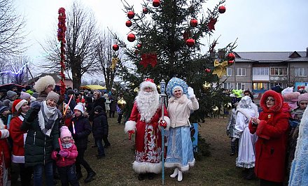 Через всю Гродненщину – в Елку. Новогодние чудеса с ёлкой, Дедом Морозом и Снегурочкой в агрогородке Елка