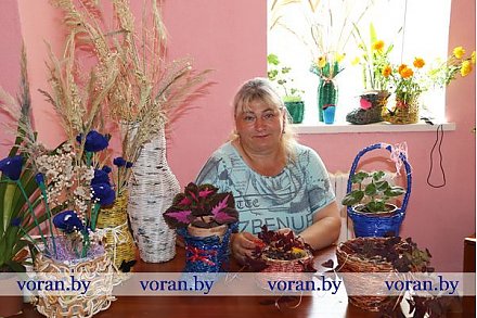 Технику плетения из бумажной лозы освоила жительница деревни Иоткишки Регина Родевич