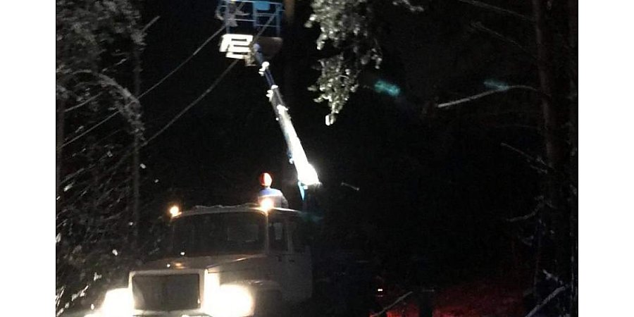 Энергетики восстанавливают электроснабжение в населенных пунктах, пострадавших от непогоды