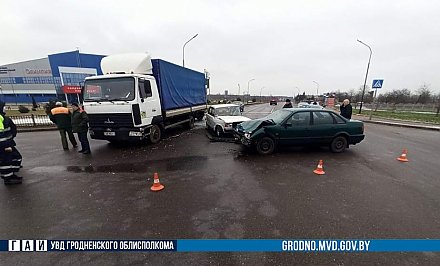 В Лиде ВАЗ собрал "паровозик" из трех машин: одна из пассажирок получила серьезные травмы