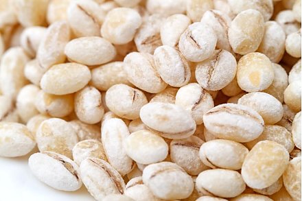 Обилие клетчатки, витамины группы В, незаменимая аминокислота лизин. Нутрициолог — о пользе перловой каши