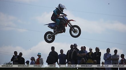 С пылью и ветерком. Второй этап чемпионата и первенства Беларуси по мотокроссу проходит в Ошмянах