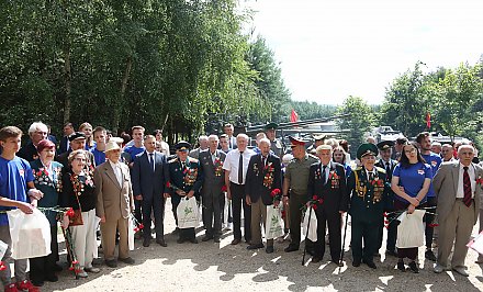 Ветераны войны, власти области, руководители предприятий и молодежь возложили цветы к памятному знаку в комплексе «Гродненская крепость – партизанский лагерь»