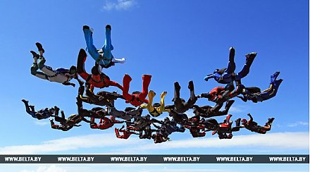 Свыше 100 парашютистов в Гродно посоревнуются в приземлениях на точность