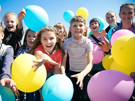 Сегодня в Гродно дети отмечают свой праздник красочным шествием по городу