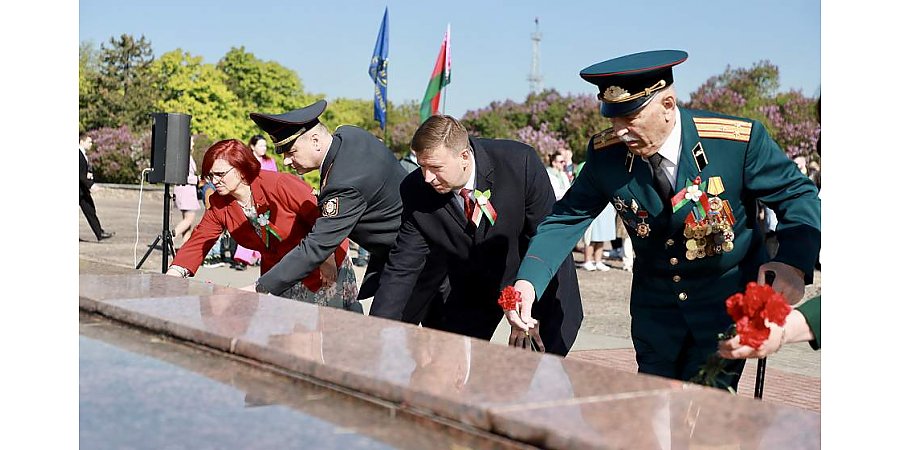 Фотофакт: Церемония возложения цветов и венков к Кургану Славы прошла в Гродно