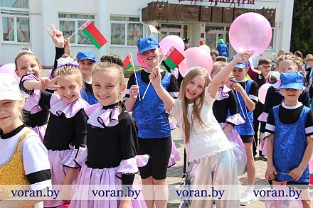 «Ура, каникулы!» Праздник детства прошел на летней эстраде в Вороново