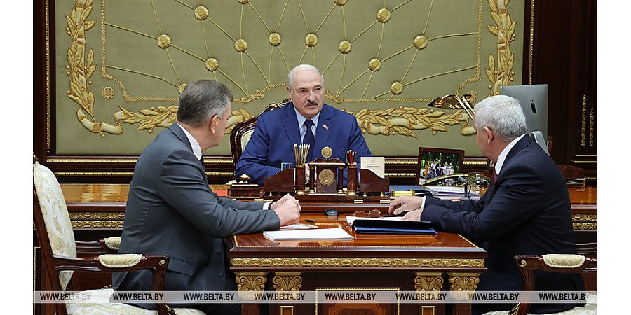 Экспорт, финансы, противодействие санкциям и развитие микроэлектроники. Александр Лукашенко принял с докладом руководство Минпрома