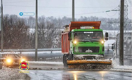 Более 250 единиц спецтехники расчищают дороги от снега в Гродненской области