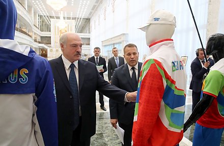 Александру Лукашенко показали форму белорусских атлетов и волонтеров на II Европейских играх