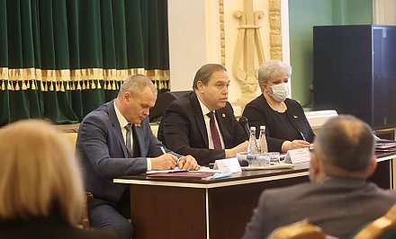 Глава Гродненской области Владимир Караник провел встречи с активом Мостовского и Щучинского районов