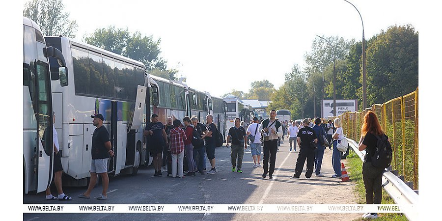 "С таким смириться нельзя". Что говорят ожидающие в очереди накануне закрытия Польшей границы