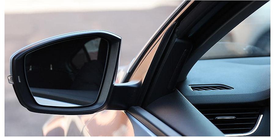 Опасные детские развлечения. Школьники в Минске перебегают дорогу прямо перед проезжающим авто