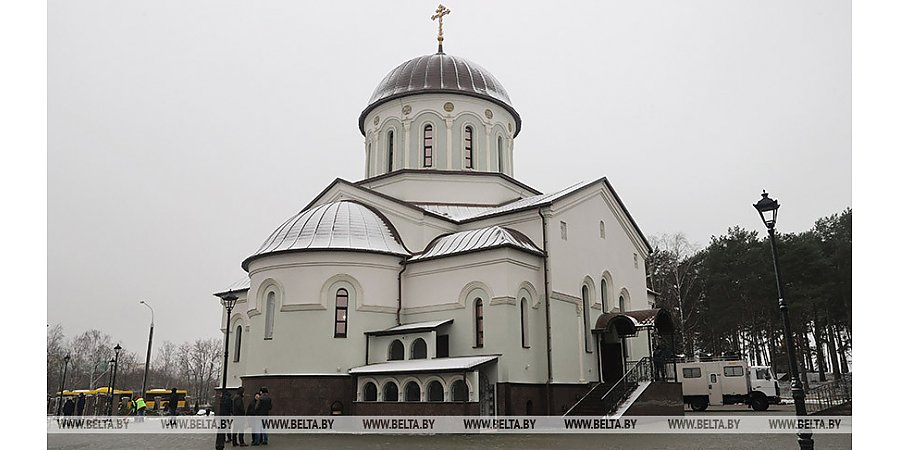 Лукашенко зажег рождественскую свечу в храме Воздвижения Креста Господня