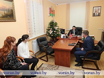 На пиаре дорогу не построишь. Глава Вороновского района Василий Шлык провел прием граждан в агрогородке Больтиники