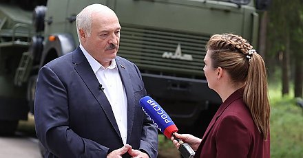 Александр Лукашенко: когда-то мы спорили с Россией, а сейчас, стоя спина к спине, отстреливаемся от врага