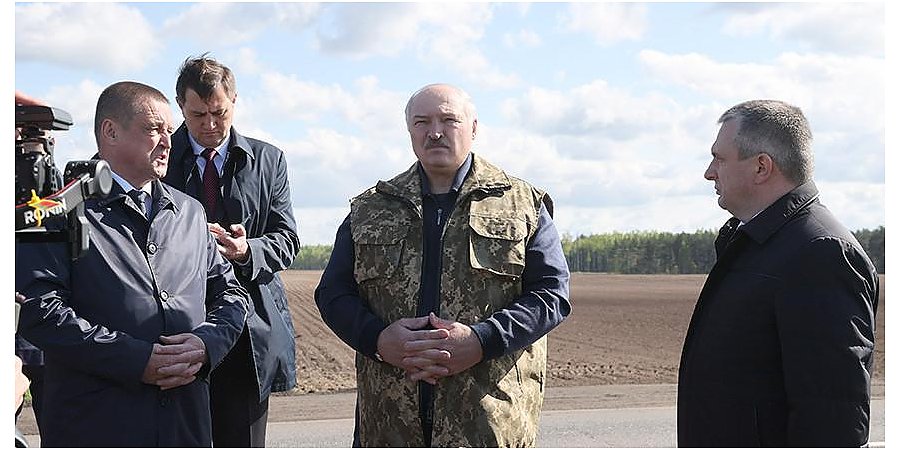 Александр Лукашенко сразу по прилете в Ветку поднял вопрос укомплектованности молочно-товарных комплексов