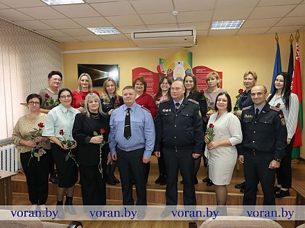 В атмосфере тепла, красоты и счастья. В Вороновском РОВД поздравили женщин с Днем матери 