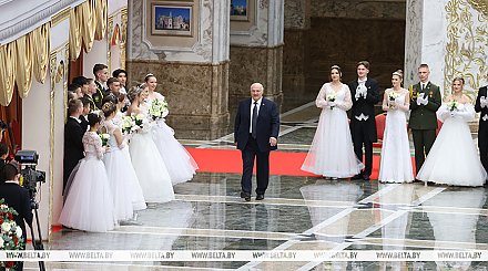 Александр Лукашенко - молодежи на новогоднем балу: впереди у вас очень много конкретных дел