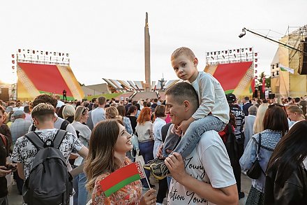 Разбираем, как белорусская молодежь относится к семье и почему семейные ценности у них в приоритете