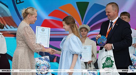 Победителей республиканского конкурса юных чтецов "Живая классика" наградили в Лиде