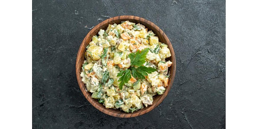 Специалист рассказала, как долго можно хранить салаты после новогоднего застолья