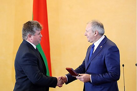 Румас вручил госнаграды более чем 100 представителям различных сфер. Среди награжденных директор КСУП "Элит-Агро Больтиники" Юзеф Сурконт