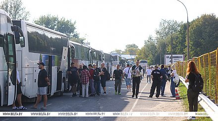 "С таким смириться нельзя". Что говорят ожидающие в очереди накануне закрытия Польшей границы