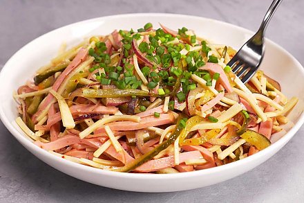 Блюдо за пару минут: рецепт швейцарского колбасного салата