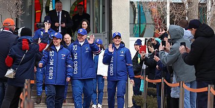 Экипажи корабля "Союз МС-25" проводили из гостиницы в Байконуре на космодром