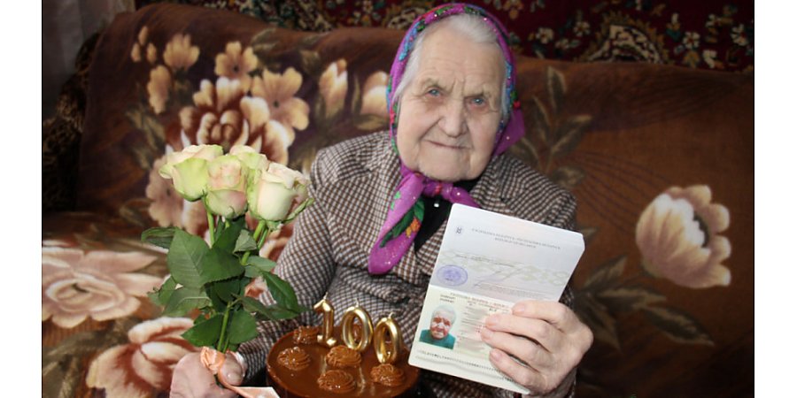 Сто лет и больше. Долгожители Гродненской области получают подарки и поздравления в рамках акции "От всей души"