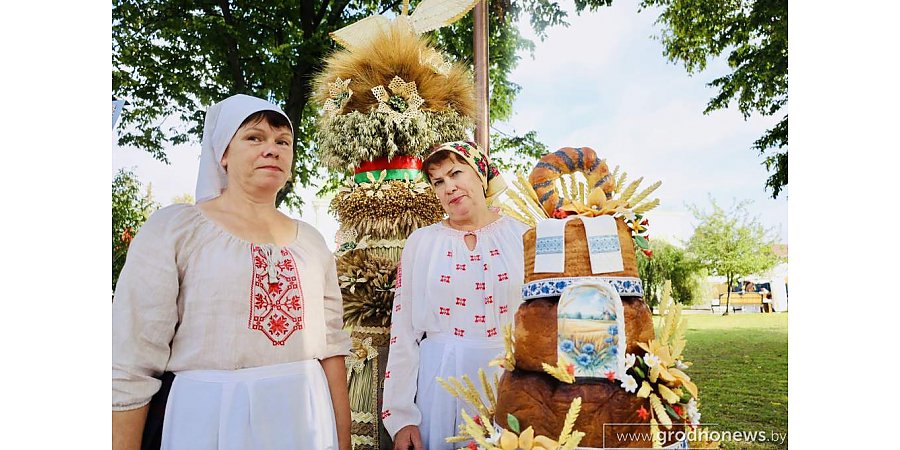 Символы богатого урожая. Выставка снопов и караваев проходит на областном празднике тружеников села в Волковыске