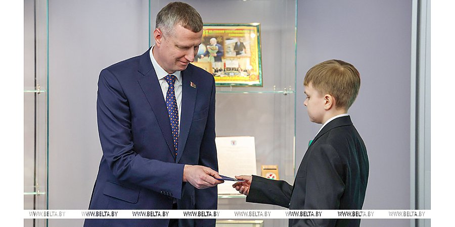 Дмитрий Крутой - школьникам: паспорт - это документ, в котором встречается ваша личная история и корни всей страны